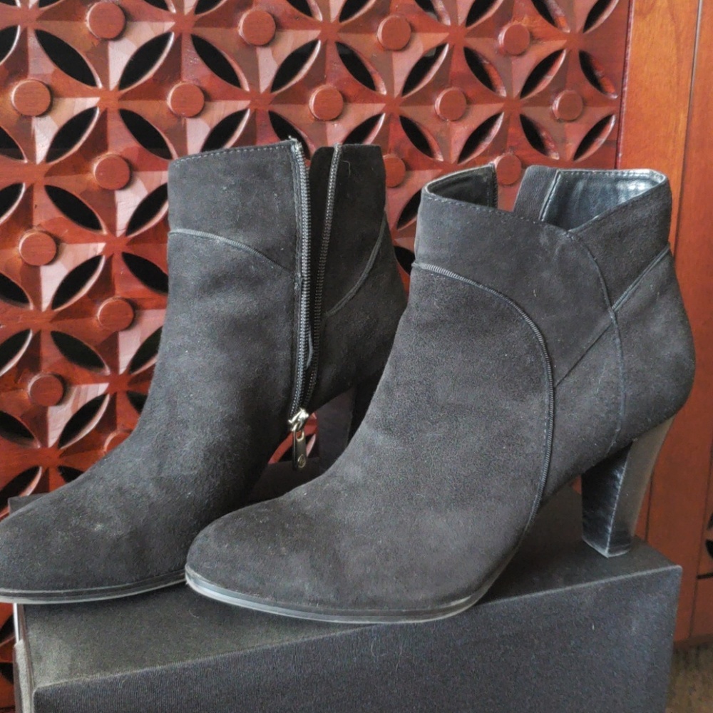 Tanae black suede booties